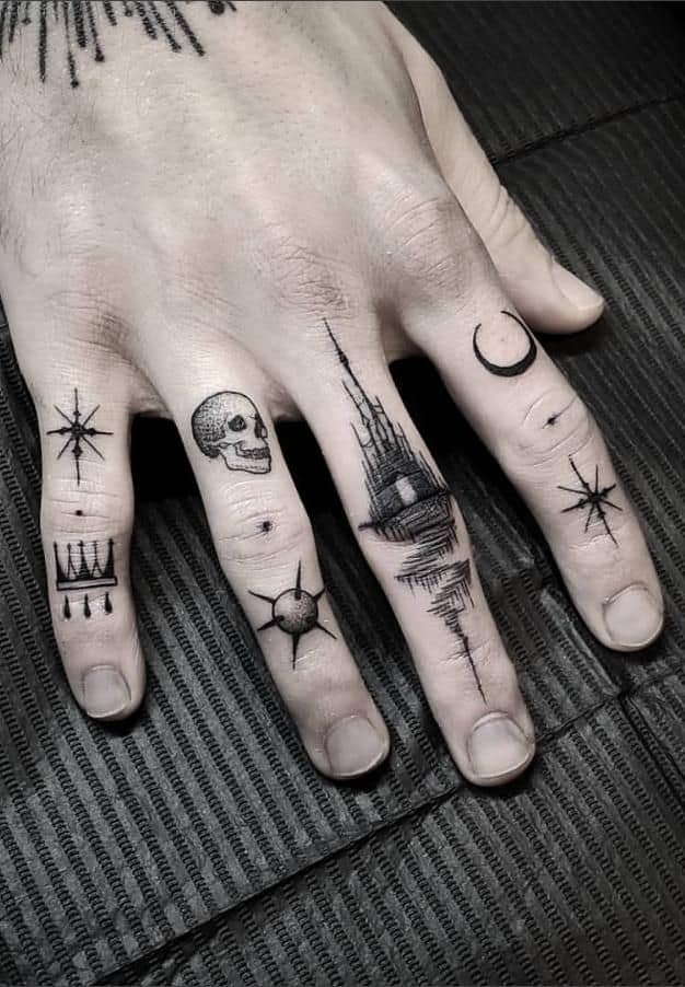 उँगलियों पर किस तरह के टैटू बनवाये 